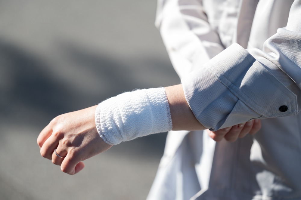 お仕事中や通勤途中に負傷・災害を受けられた場合、労災保険が適用されるため、施術費の負担はありません。